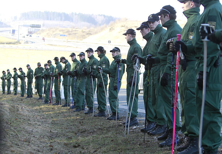 Einsatzkräfte der Bereitschaftspolizei suchen am Donnerstag (24.03.11) in einem Waldstück bei Trockau mit Skistöcken nach dem seit Anfang Dezember 2010 Vermissten aus Grafenwöhr.