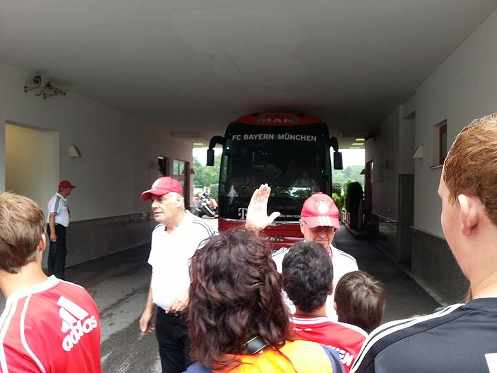 Auf dem Weg von der Säbener Straße zum Mannschaftshotel. Die Bayern-Stars gaben wartenden Fans vor dem Bundesliga-Auftakt noch ein paar Autogramme. Hier die Bilder.