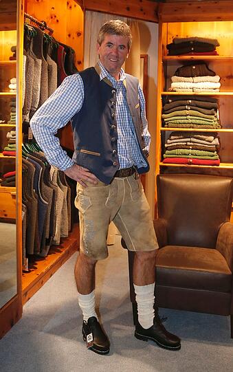 Die Löwen machen sich fit für die Wiesn: Am Dienstag wurde das Team um Trainer Friedhelm Funkel bei Loden Frey passend eingekleidet. Die Bilder!