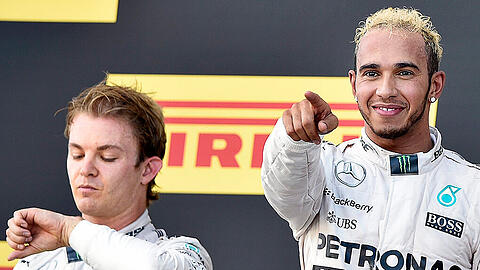 Die Mercedes-Piloten Nico Rosberg (l.) und Lewis Hamilton (r.).