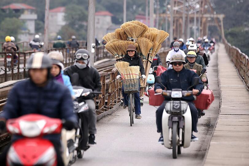 Wer braucht einen Besen? Diese Dame in Vietnam hätte ein paar zu verkaufen.