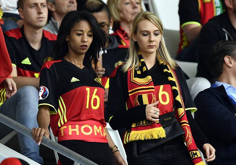Die Anspannung war der Freundin des Belgiers Thomas Meunier, Deborah Panzokou (l) vor dem Spiel gegen Irland anzusehen. Aber alles unbegründet: Belgien gewann 3:0.