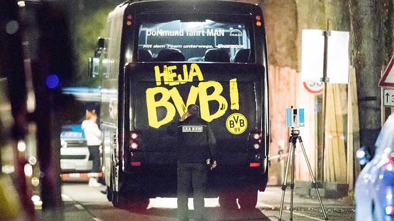 Ein Beamter des Landeskriminalamtes Nordrhein-Westfalen untersucht den Bus des BVB nach dem Anschlag.