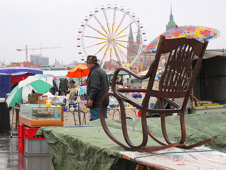 2000 Aussteller, 20000 erwartete Besucher: Am Samstag findet auf der Theresienwiese wieder der größte Flohmarkt Bayerns statt. Die ersten Flohmarktverkäufer trotzen Regen und Kälte und haben sich schon die besten Plätze gesichert. Die AZ zeigt die besten Bilder!