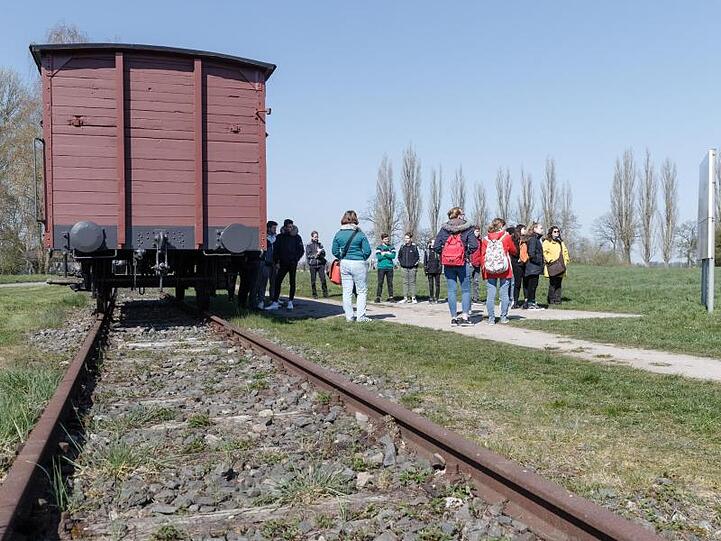 NS-Opfer aus den Niederlanden fordern Entschädigungen für Zugfahrten ins KZ.