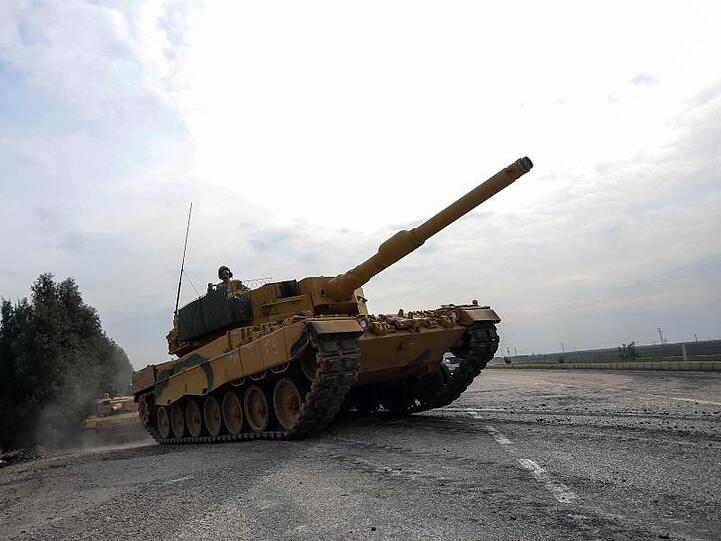 Ein Leopard 2A4 der türkischen Armee ist in der Provinz Hatay, Türkei, auf dem Weg nach Afrin in Syrien.