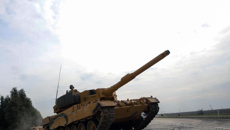 Ein Leopard 2A4 der türkischen Armee ist in der Provinz Hatay, Türkei, auf dem Weg nach Afrin in Syrien. Ein Leopard 2A4 der türkischen Armee ist in der Provinz Hatay, Türkei, auf dem Weg nach Afrin in Syrien.