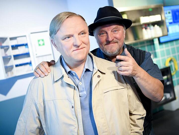 Der Schauspieler Axel Prahl steht voll hinter seiner Wachsfigur im "Tartort"-Bereich bei Madame Tussauds Berlin.