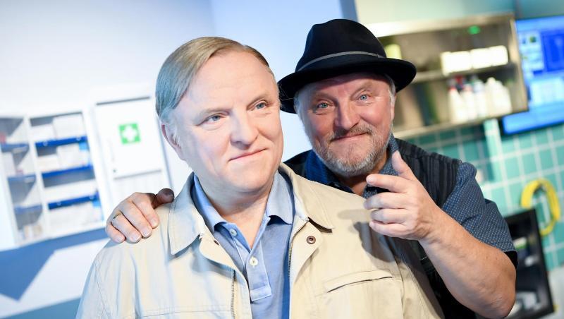Der Schauspieler Axel Prahl steht voll hinter seiner Wachsfigur im "Tartort"-Bereich bei Madame Tussauds Berlin. Der Schauspieler Axel Prahl steht voll hinter seiner Wachsfigur im "Tartort"-Bereich bei Madame Tussauds Berlin.