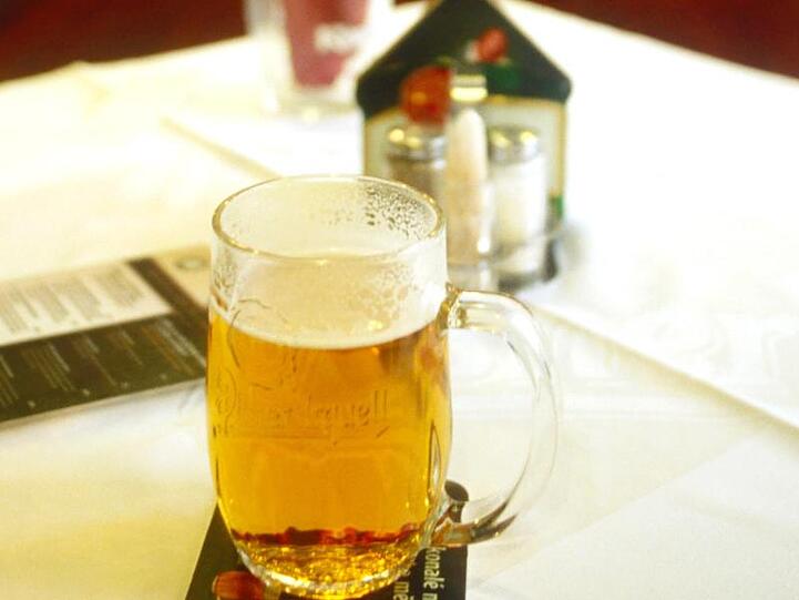 Ein Glas Pils steht auf einem Tisch in einer Gaststätte in Pilsen (Tschechien). Foto: Michael Heitmann/dpa/Archivbild