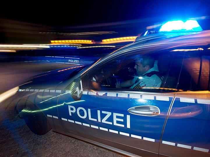 Eine Polizeistreife fährt zu einem Einsatz. Foto: Patrick Seeger/dpa