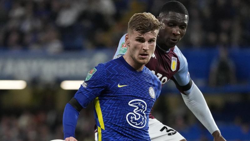 Chelseas Timo Werner (l) und Aston Villas Kortney Hause kämpfen um den Ball.
