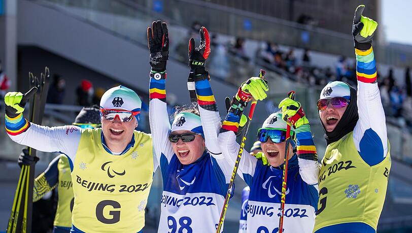 Linn Kazmaier (2.v.r) jubelt mit Leonie Walter (2.v.l.) und ihren Guides Florian Baumann (r) und Pirmin Strecker.