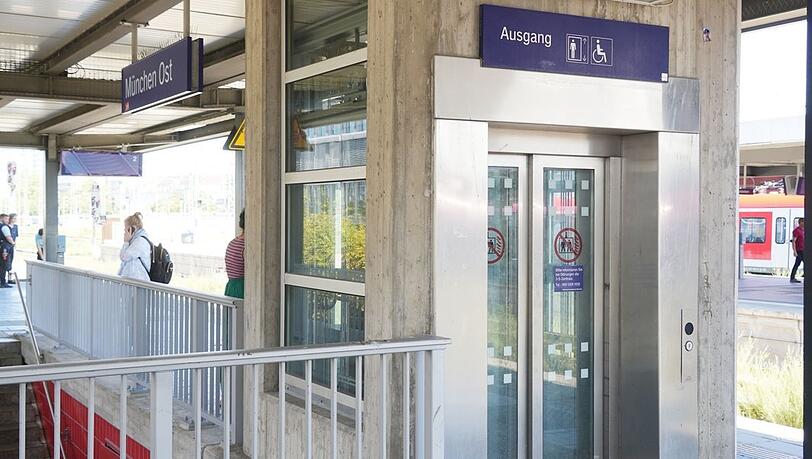 Der Lift am Bahnsteig im Ostbahnhof.
