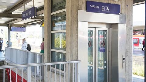 Der Lift am Bahnsteig im Ostbahnhof.