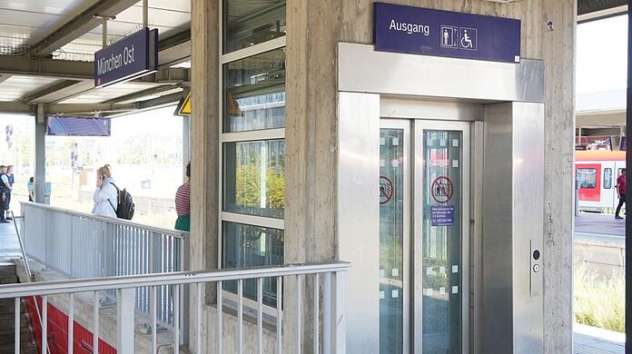 Der Lift am Bahnsteig im Ostbahnhof.