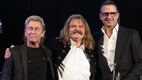 Leslie Mandoki (Mitte) feierte seinen 70. Geburtstag und mehr am 7. Januar im Künstlerhaus in München. Mit dabei waren unter anderem Peter Maffay (l.) und Till Brönner (r.).