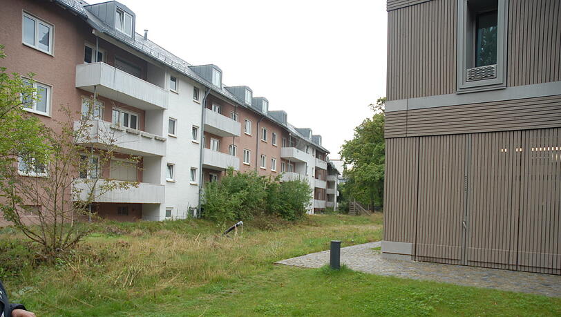 Links: der marode 50er-Bau, rechts: So soll es auch links mal aussehen. Links: der marode 50er-Bau, rechts: So soll es auch links mal aussehen.