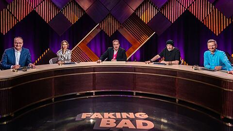"Faking Bad" mit Gastgeber Oliver Kalkofe (Mitte) zwischen zwei - Laura Karasek und Torsten Sträter - seiner vier prominenten Teilnehmer.