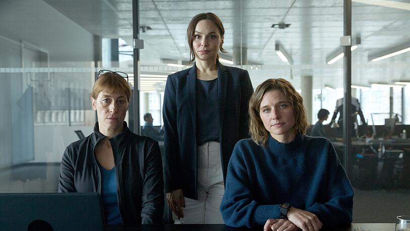 Personenschützerin Helen Schilling (Svenja Jung, rechts) versucht mit Teamleiterin Hoettger (Helene Grass, links) und Staatssekretärin Dr. Karlström (Mina Tander) einen rätselhaften Mord zu lösen. Personenschützerin Helen Schilling (Svenja Jung, rechts) versucht mit Teamleiterin Hoettger (Helene Grass, links) und Staatssekretärin Dr. Karlström (Mina Tander) einen rätselhaften Mord zu lösen.