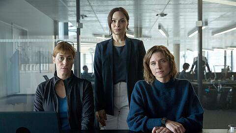 Personensch&uuml;tzerin Helen Schilling (Svenja Jung, rechts) versucht mit Teamleiterin Hoettger (Helene Grass, links) und Staatssekret&auml;rin Dr. Karlstr&ouml;m (Mina Tander) einen r&auml;tselhaften Mord zu l&ouml;sen.