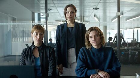 Personensch&uuml;tzerin Helen Schilling (Svenja Jung, rechts) versucht mit Teamleiterin Hoettger (Helene Grass, links) und Staatssekret&auml;rin Dr. Karlstr&ouml;m (Mina Tander) einen r&auml;tselhaften Mord zu l&ouml;sen.