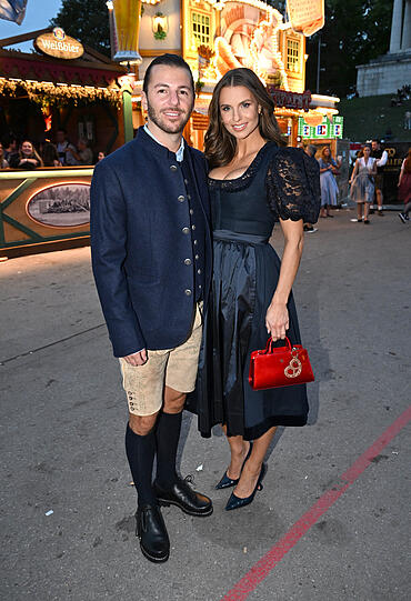 Riccardo Basile und Laura Wontorra sind beide perfekt gestylt. Das Brezn-Charm an Lauras Tasche ist ein cooler Hingucker und auch perfekter Kontrast zum sonst trendigen monochromen Look. Riccardo Basile und Laura Wontorra sind beide perfekt gestylt. Das Brezn-Charm an Lauras Tasche ist ein cooler Hingucker und auch perfekter Kontrast zum sonst trendigen monochromen Look.