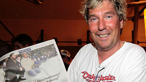S. Schneider (1860/EHC): Er leidet mit den Fußballern des TSV 1860, er feiert mit den Kufen-Cracks des EHC. Kompetent und leidenschaftlich: Stefan Schneider ist als Stadionund Hallensprecher die Stimme des Münchner Sports.