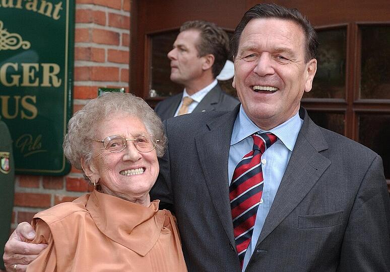 Mutter und Sohn: Gerhard Schröder gratuliert seiner Mutter Erika Vosseler am 2. Oktober 2003 in Paderborn zum 90. Geburtstag.