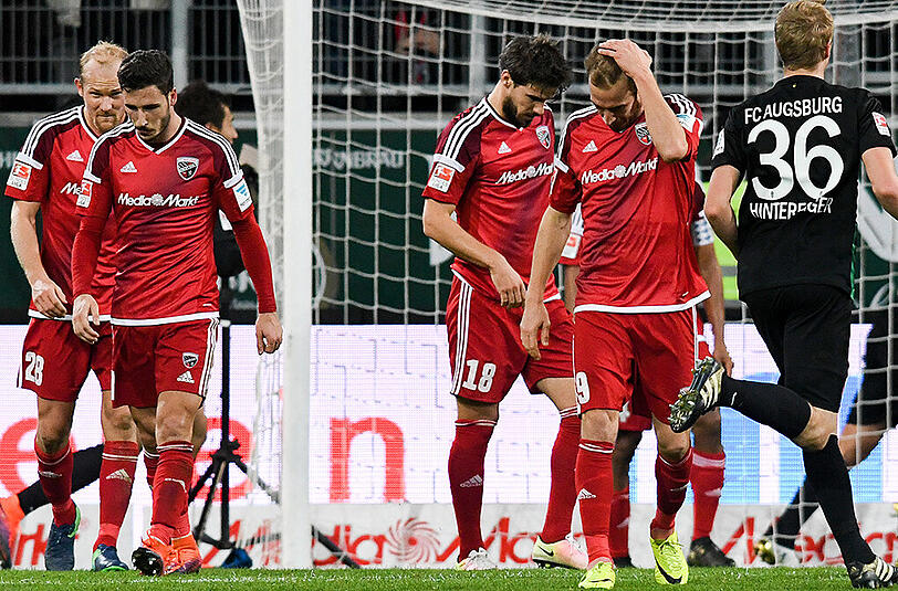 Ratlos: Die Profis des FC Ingolstadt nach dem Augsburger Führungstreffer.