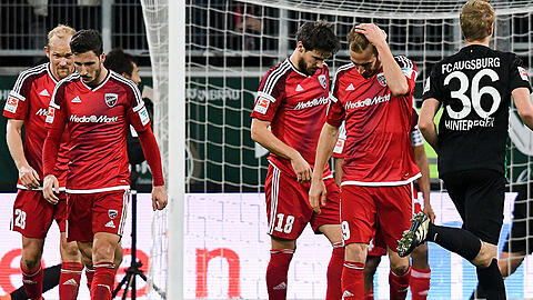 Ratlos: Die Profis des FC Ingolstadt nach dem Augsburger Führungstreffer.