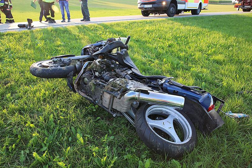 Das Motorrad wurde bei dem Unfall auf eine Wiese geschleudert. Zwei Menschen sind schwer verletzt.