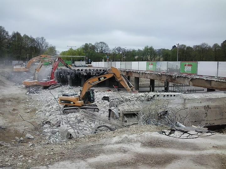 Großbaustelle: Die Brücke der Westendstraße über die A 96 wird zur Hälte abgerissen - und die Autobahn ist gesperrt.