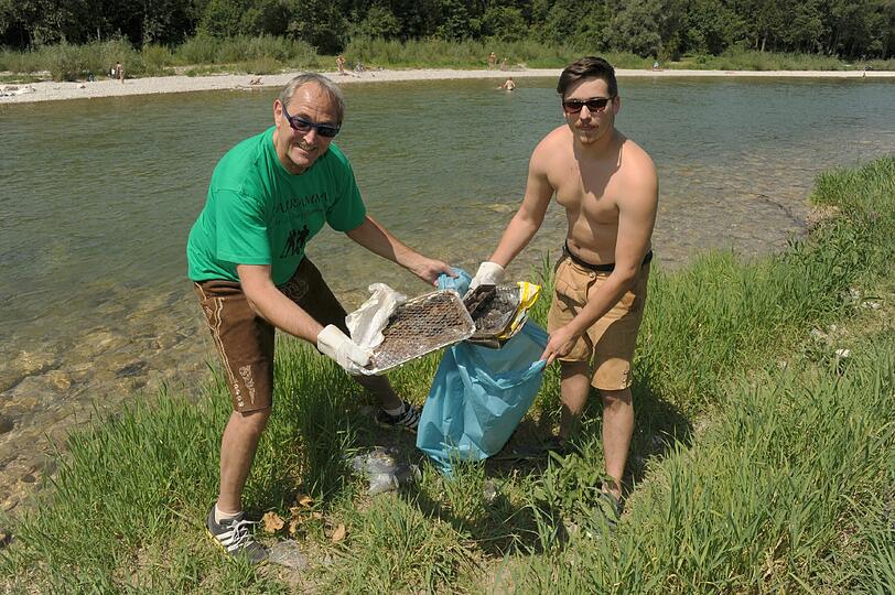 Heiße Sache: Die Burschen aus Thalkirchen und viele Helfer von rundum rückten bei drückender Hitze dem Müll an der Isar zu Leibe. Das Motto: Zammramma!