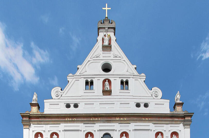 Strahlender Anziehungsphunkt in der Altstadt: St. Michael.