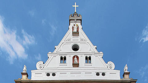 Strahlender Anziehungsphunkt in der Altstadt: St. Michael.