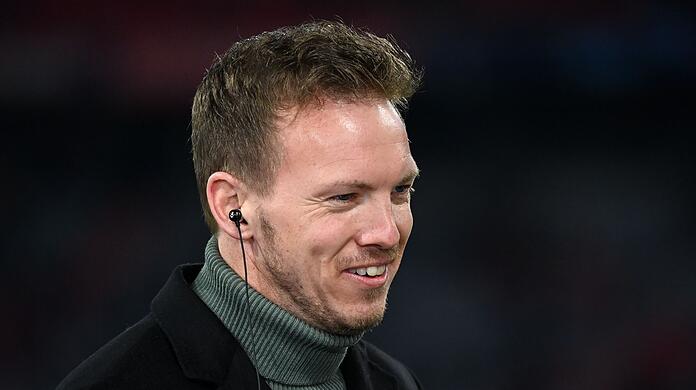 Julian Nagelsmann vor einem Spiel beim Interview.