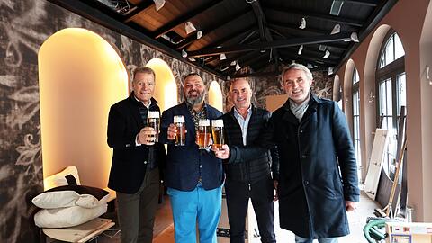 Hacker-Pschorr-Geschäftsführer Andreas Steinfatt (v.l.), die Wirte Kian Moussavi und Karl Rieder und der Inneneinrichter Philipp Zimmermann stoßen schon mal auf der Baustelle an.
