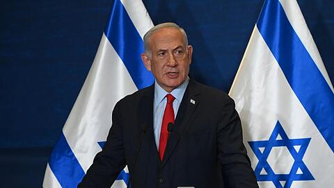 Israels Ministerpräsident Benjamin Netanjahu gibt eine Erklärung ab.
