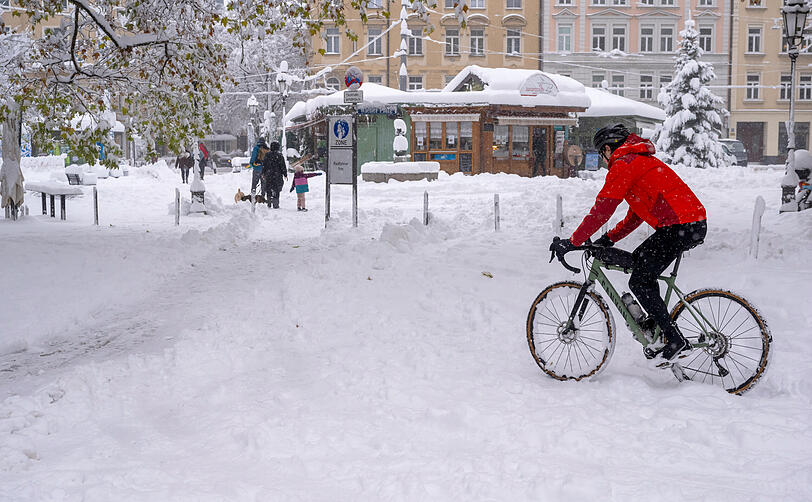 Manche Radler lassen sich auch von zugeschneiten Straßen nicht aufhalten.