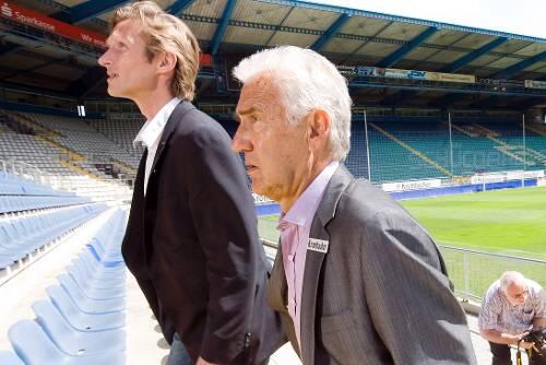 Retter in Nadelstreifen: Jörg Berger (vorn) soll Arminia Bielefeld vor dem Absturz und der Relegation gegen den Club bewahren.