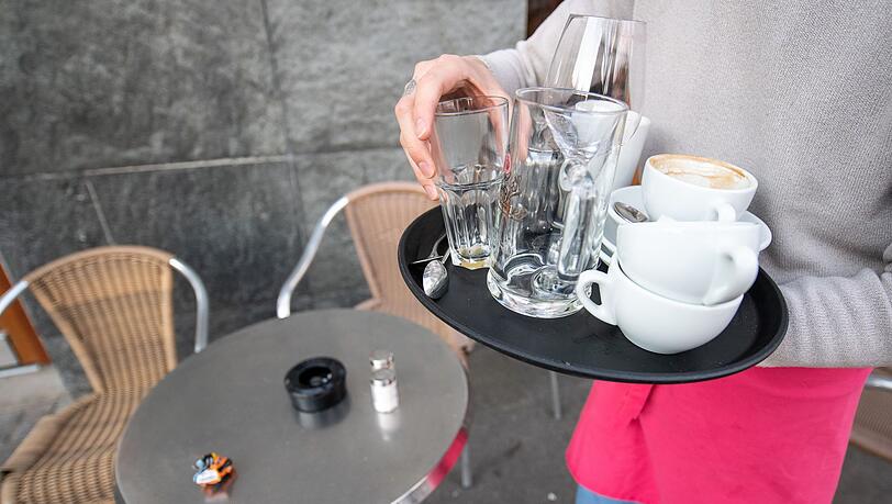 Nach Berechnungen des Bundesinstituts für Bevölkerungsforschung (BiB) lag die Wochenarbeitszeit pro Kopf 2025 im Schnitt um 0,3 Stunden unter dem Rekordniveau von 2023. Nach Berechnungen des Bundesinstituts für Bevölkerungsforschung (BiB) lag die Wochenarbeitszeit pro Kopf 2025 im Schnitt um 0,3 Stunden unter dem Rekordniveau von 2023.