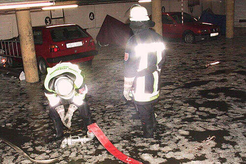 Nach einem Unwetter pumpt die Feuerwehr eine vollgelaufene Tiefgarage leer. 112 Euro wird für diese Hilfeleistung in Rechnung gestellt.