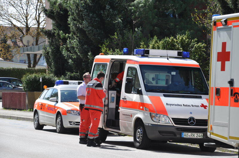 Ein Mercedesfahrer missachtet die Vorfahrt und knallt in einen VW.