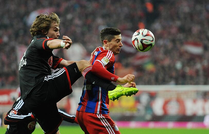 Bundesliga 14. Spieltag: FC Bayern München - Bayer Leverkusen am 06.12.2014 in der Allianz Arena in München (Bayern). Robert Lewandowski (r) von München und Tin Jedvaj von Leverkusen kämpfen um den Ball.