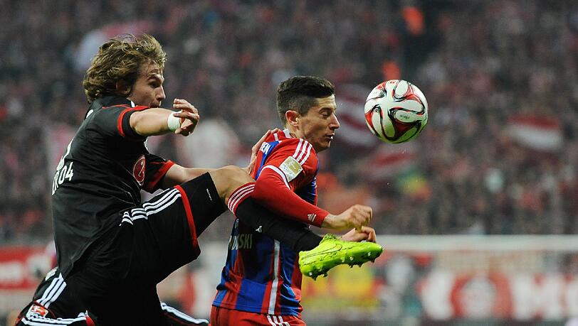 Bundesliga 14. Spieltag: FC Bayern München - Bayer Leverkusen am 06.12.2014 in der Allianz Arena in München (Bayern). Robert Lewandowski (r) von München und Tin Jedvaj von Leverkusen kämpfen um den Ball. Bundesliga 14. Spieltag: FC Bayern München - Bayer Leverkusen am 06.12.2014 in der Allianz Arena in München (Bayern). Robert Lewandowski (r) von München und Tin Jedvaj von Leverkusen kämpfen um den Ball.