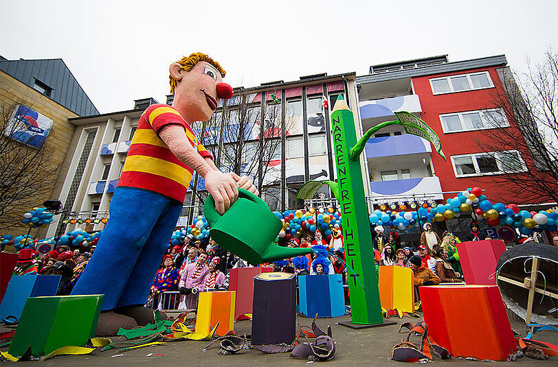 Köln: Im Vorfeld des Rosenmontagszuges herrschte eine heftige Debatte bezüglich des "Charlie Hebdo"-Wagens. Nach einer Absage, fährt der Wagen doch beim Umzug mit.