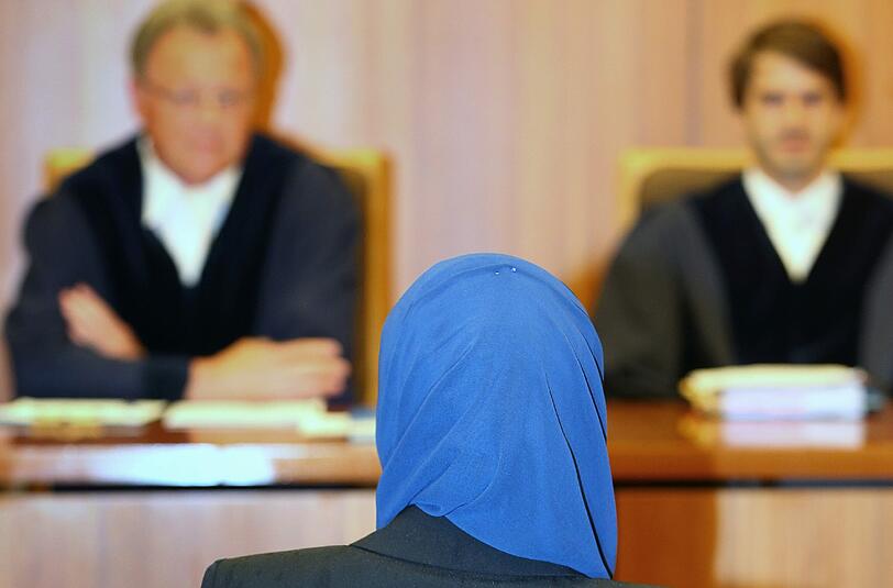 Die klagende Jurastudentin sitzt im Verwaltungsgericht in Augsburg im Gericht. Foto: Karl-Josef Hildenbrand