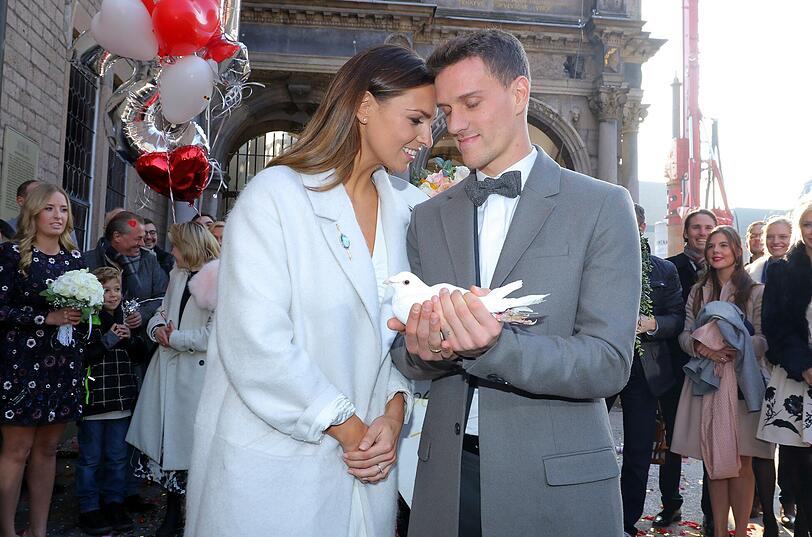 Rote Rosenblüten und weiße Tauben: Die Bilder von der Wontorra-Hochzeit in Köln.