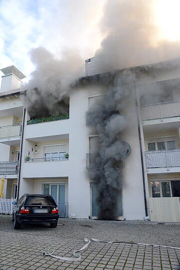 ... schließlich bricht in einem Keller im Nachbarhaus des Vorabendtatorts Feuer aus.